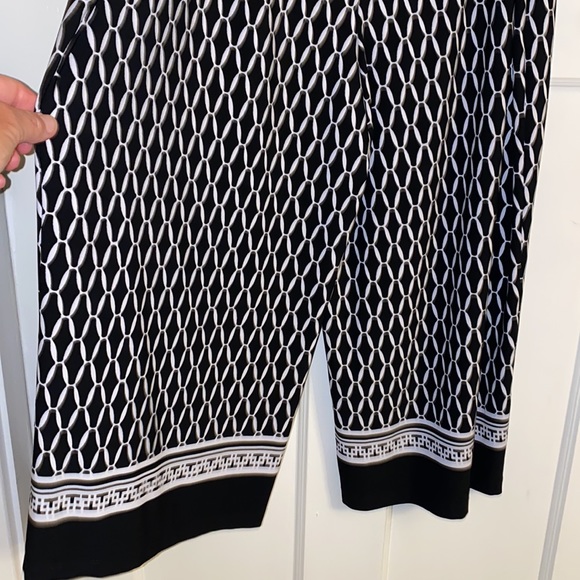 Susan Graver Black and White Geometric Capris - Picture 2 of 8